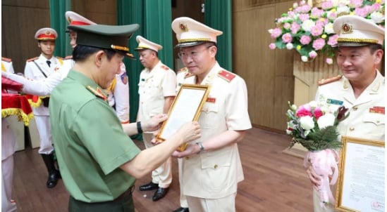 Thiếu tướng Nguyễn Minh Tuấn nhận quyết định từ Bộ trưởng Lương Tam Quang. Ảnh: Công an tỉnh Phú Thọ. Thiếu tướng Nguyễn Minh Tuấn nhận quyết định từ Bộ trưởng Lương Tam Quang. Ảnh: Công an tỉnh Phú Thọ.
