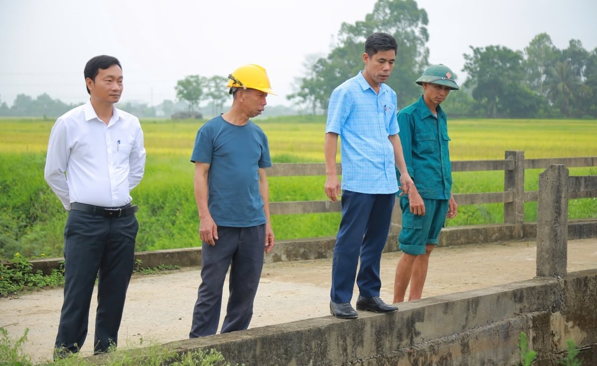 Công trình kênh tạo nguồn dẫn nước từ sông Đào về trạm bơm số 1 ngày càng xuống cấp khiến xã Nam Thanh lo ngay ngáy. Ảnh: Việt Khánh. Công trình kênh tạo nguồn dẫn nước từ sông Đào về trạm bơm số 1 ngày càng xuống cấp khiến xã Nam Thanh lo ngay ngáy. Ảnh: Việt Khánh.