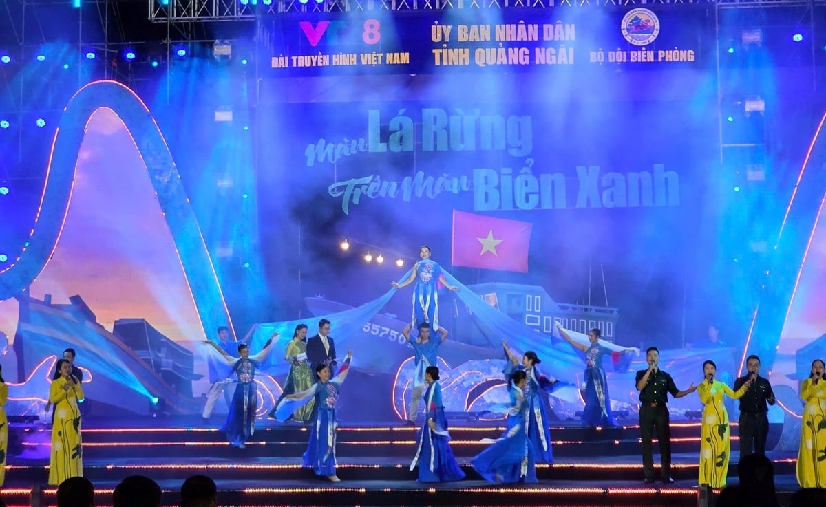 'Màu lá rừng trên màu biển xanh' là bản hòa ca tri ân người lính biên phòng. Ảnh: Võ Hà. 'Màu lá rừng trên màu biển xanh' là bản hòa ca tri ân người lính biên phòng. Ảnh: Võ Hà.