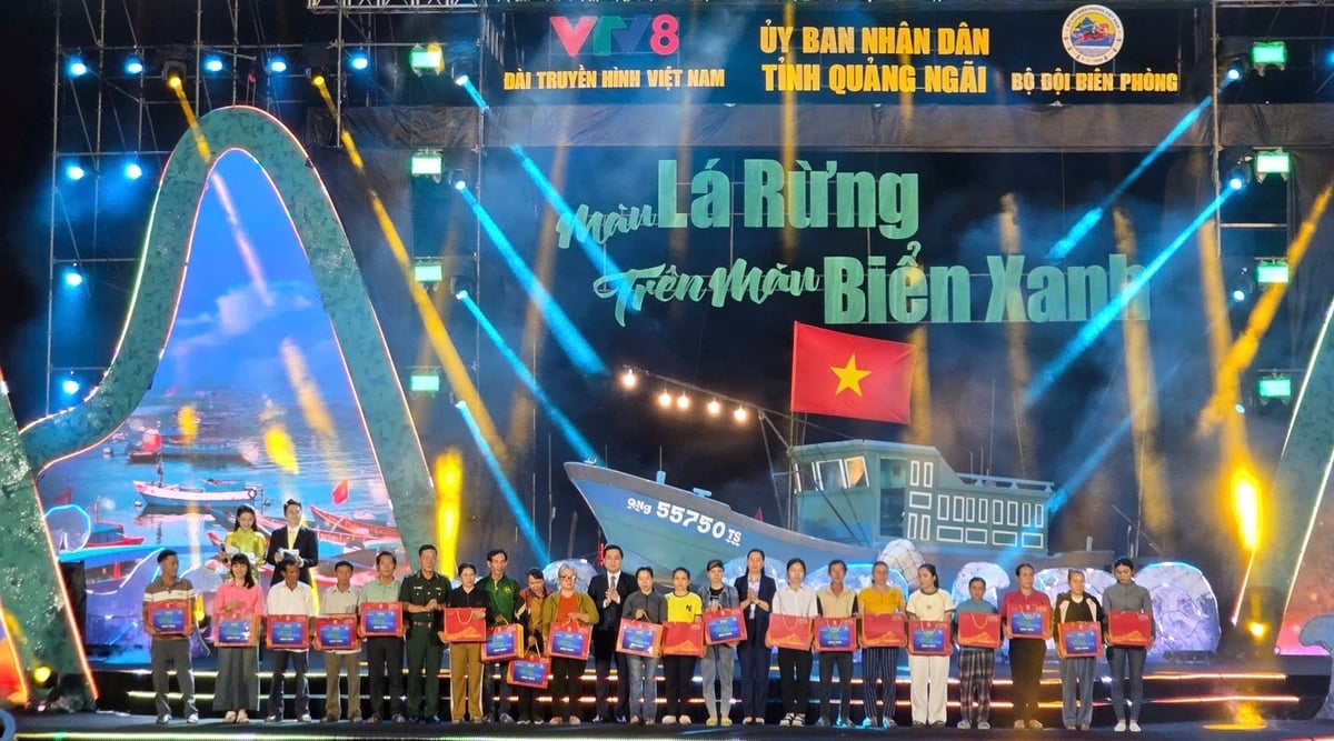 Ban tổ chức đã trao 20 phần quà cho ngư dân và học sinh là con ngư dân học giỏi có hoàn cảnh khó khăn. Ảnh: Võ Hà. Ban tổ chức đã trao 20 phần quà cho ngư dân và học sinh là con ngư dân học giỏi có hoàn cảnh khó khăn. Ảnh: Võ Hà.
