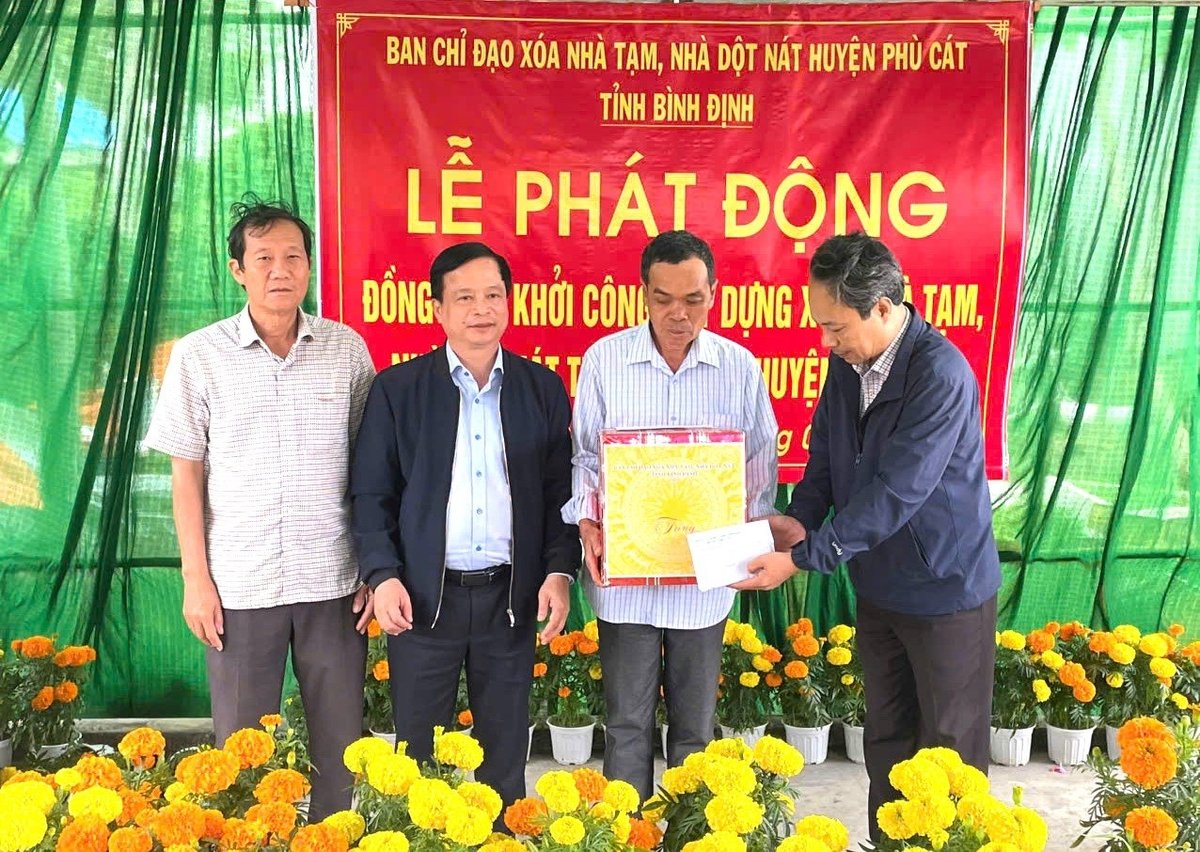 Huyện Phù Cát tổ chức lễ phát động xóa nhà tạm, nhà dột nát. Ảnh: V.Đ.T. Huyện Phù Cát tổ chức lễ phát động xóa nhà tạm, nhà dột nát. Ảnh: V.Đ.T.