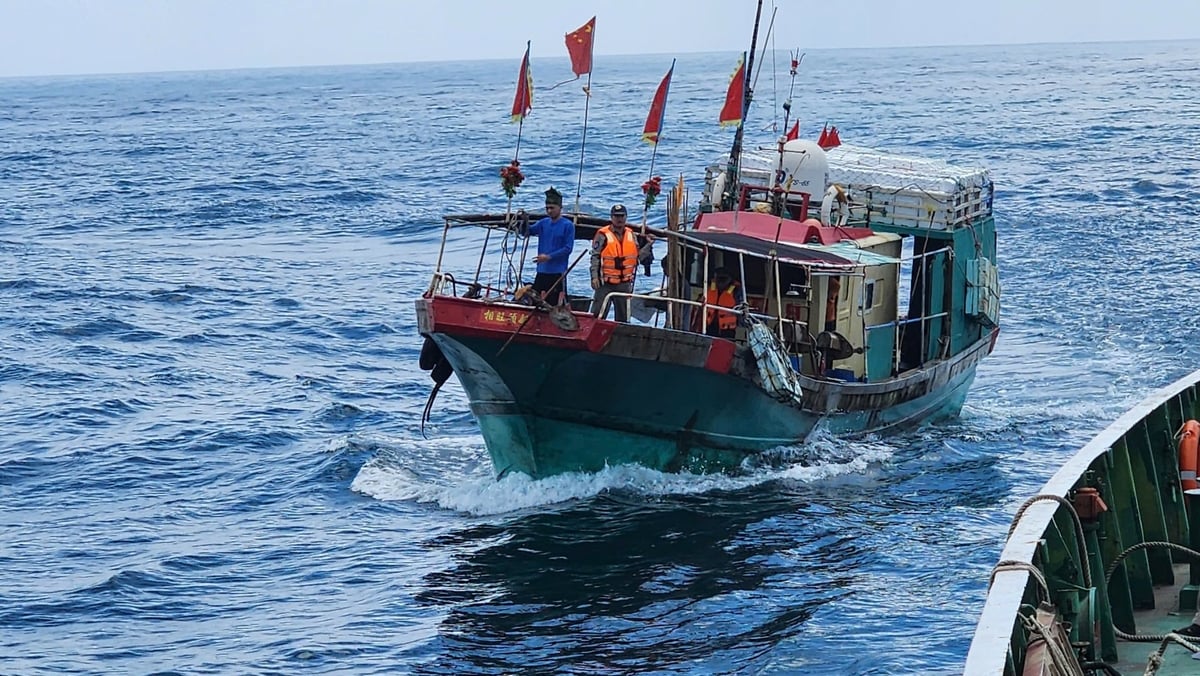 Chiếc tàu nước ngoài vi phạm chủ quyền Việt Nam. Ảnh: Đức Hải. Chiếc tàu nước ngoài vi phạm chủ quyền Việt Nam. Ảnh: Đức Hải.