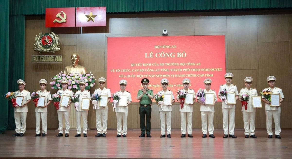 Các cán bộ được trao quyết định. Ảnh: Công an tỉnh Phú Thọ. Các cán bộ được trao quyết định. Ảnh: Công an tỉnh Phú Thọ.