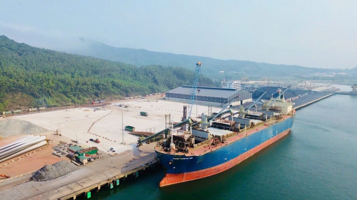 Ngoài bến cảng số 4 của Tập đoàn Hoành Sơn, hiện, tỉnh Hà Tĩnh có tổng 7 bến cảng với 22 cầu cảng đang hoạt động, trong đó cụm Vũng Áng - Sơn Dương có 5 bến cảng với 19 cầu cảng. Ảnh: Hưng Phúc. Ngoài bến cảng số 4 của Tập đoàn Hoành Sơn, hiện, tỉnh Hà Tĩnh có tổng 7 bến cảng với 22 cầu cảng đang hoạt động, trong đó cụm Vũng Áng - Sơn Dương có 5 bến cảng với 19 cầu cảng. Ảnh: Hưng Phúc.