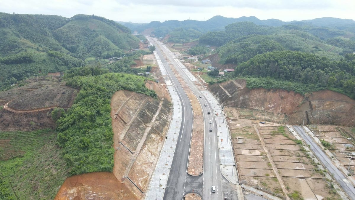 Tuyến đường góp phần mở rộng không gian phát triển đô thị, rút ngắn thời gian di chuyển từ đường cao tốc Nội Bài - Lào Cai (IC12) đến Quốc lộ 37, Quốc lộ 70 và khu du lịch quốc gia Hồ Thác Bà. Ảnh: Xuân Quỳnh. Tuyến đường góp phần mở rộng không gian phát triển đô thị, rút ngắn thời gian di chuyển từ đường cao tốc Nội Bài - Lào Cai (IC12) đến Quốc lộ 37, Quốc lộ 70 và khu du lịch quốc gia Hồ Thác Bà. Ảnh: Xuân Quỳnh.