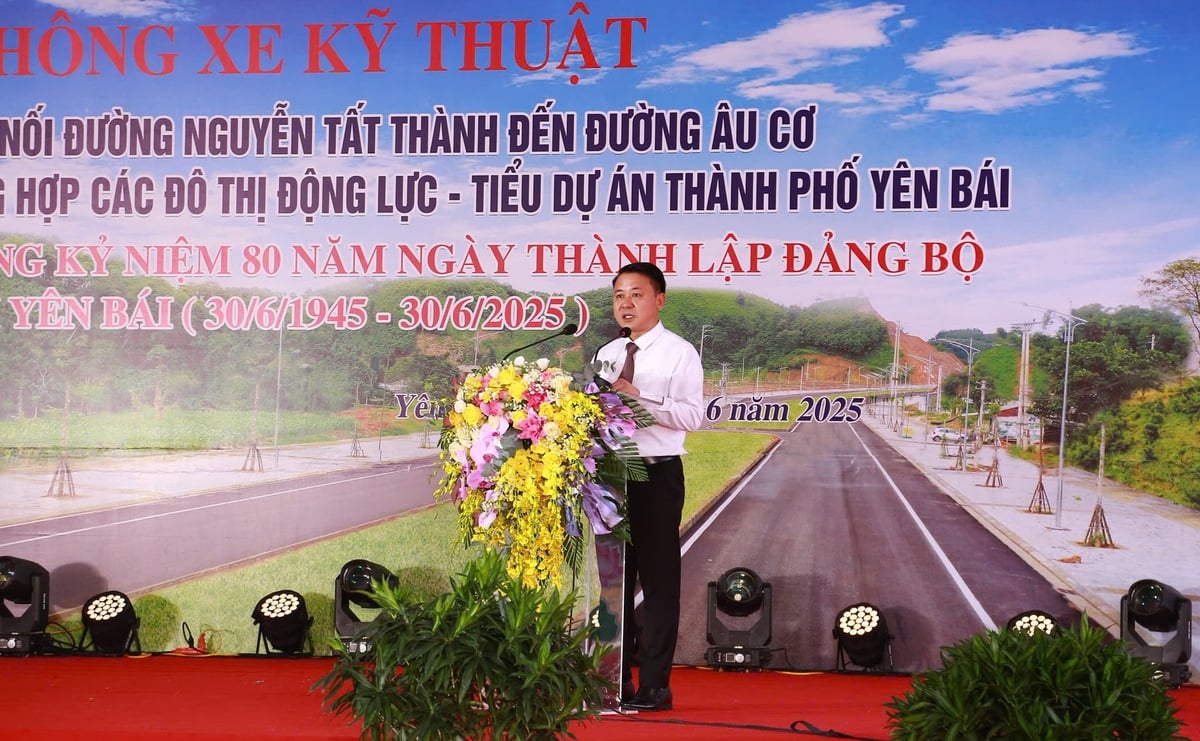 Ông Trần Việt Dũng, Giám đốc Ban Quản lý Dự án Đầu tư xây dựng tỉnh Yên Bái báo cáo quá trình thực hiện dự án. Ảnh: Thanh Ngà. Ông Trần Việt Dũng, Giám đốc Ban Quản lý Dự án Đầu tư xây dựng tỉnh Yên Bái báo cáo quá trình thực hiện dự án. Ảnh: Thanh Ngà.