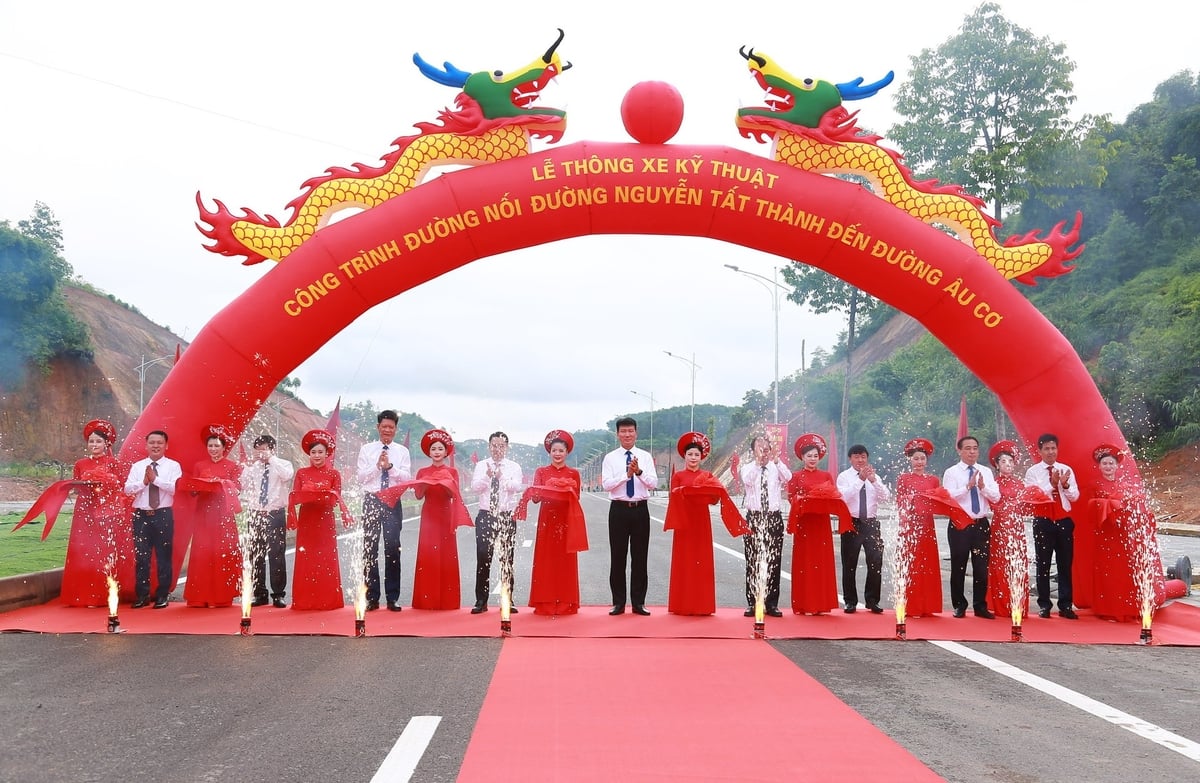 Các đại biểu thực hiện nghi thức thông xe kỹ thuật. Ảnh: Thanh Ngà. Các đại biểu thực hiện nghi thức thông xe kỹ thuật. Ảnh: Thanh Ngà.