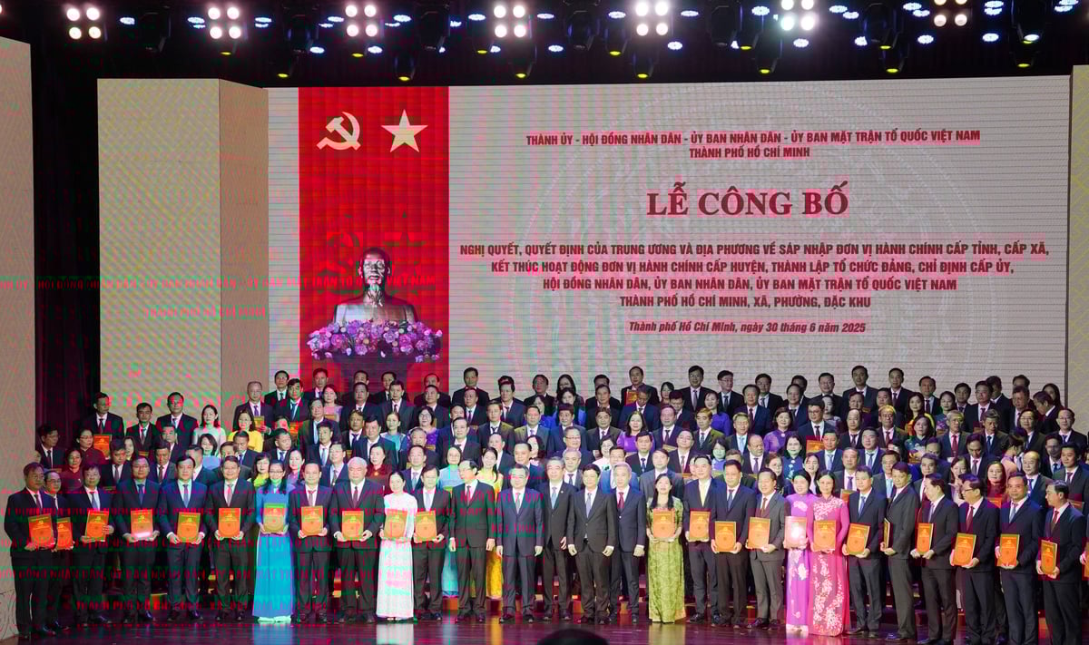 Lãnh đạo Thành ủy TP.HCM mới trao quyết định cho 168 Bí thư Đảng ủy phường, xã, đặc khu trên địa bàn TP.HCM. Ảnh: Nguyễn Thủy. Lãnh đạo Thành ủy TP.HCM mới trao quyết định cho 168 Bí thư Đảng ủy phường, xã, đặc khu trên địa bàn TP.HCM. Ảnh: Nguyễn Thủy.
