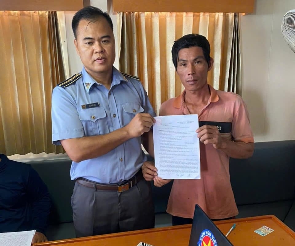 Lực lượng Kiểm ngư làm việc với người đại diện trên tàu cá vi phạm. Ảnh: Tiến Dũng. Lực lượng Kiểm ngư làm việc với người đại diện trên tàu cá vi phạm. Ảnh: Tiến Dũng.