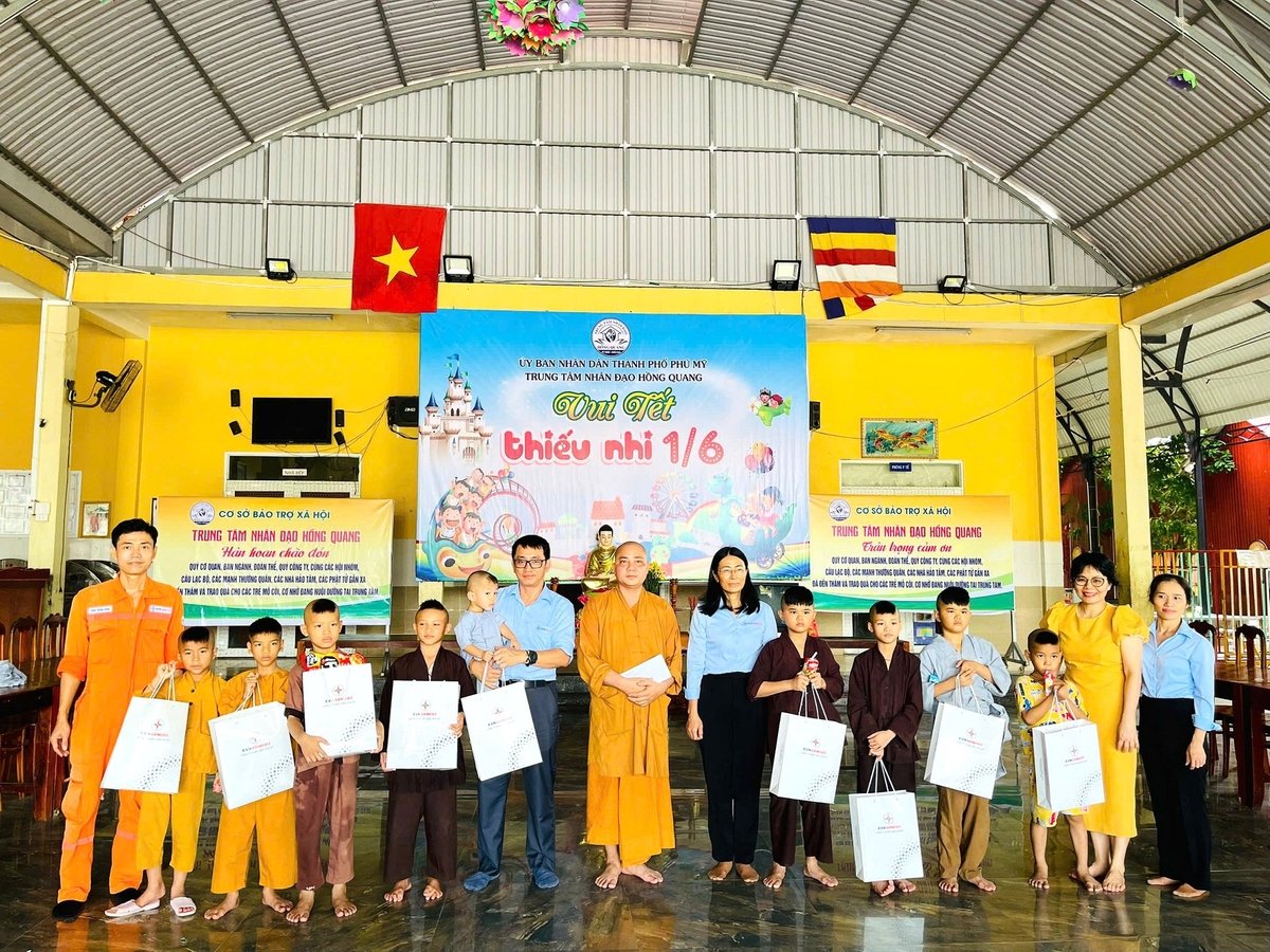 Thăm hỏi và tặng quà cho gần 120 trẻ mồ côi tại Mái Ấm Hồng Quang. Ảnh: Công ty Nhiệt điện Phú Mỹ. Thăm hỏi và tặng quà cho gần 120 trẻ mồ côi tại Mái Ấm Hồng Quang. Ảnh: Công ty Nhiệt điện Phú Mỹ.