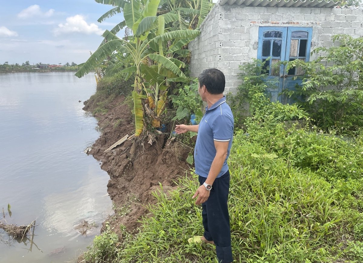 Cát tặc (đêm 18/6) ông Nguyễn Chí Quốc phát hiện đã làm lở xuống sông đoạn dài đất phù sa màu mỡ trồng hoa màu của người dân. Ảnh: Kiên Cường. Cát tặc (đêm 18/6) ông Nguyễn Chí Quốc phát hiện đã làm lở xuống sông đoạn dài đất phù sa màu mỡ trồng hoa màu của người dân. Ảnh: Kiên Cường.
