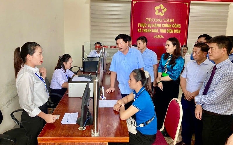 Chủ tịch UBND tỉnh Điện Biên Lê Thành Đô chỉ đạo vận hành thử nghiệm hoạt động của Trung tâm phục vụ hành chính công xã Thanh Nưa. Ảnh: Lê Lan. Chủ tịch UBND tỉnh Điện Biên Lê Thành Đô chỉ đạo vận hành thử nghiệm hoạt động của Trung tâm phục vụ hành chính công xã Thanh Nưa. Ảnh: Lê Lan.