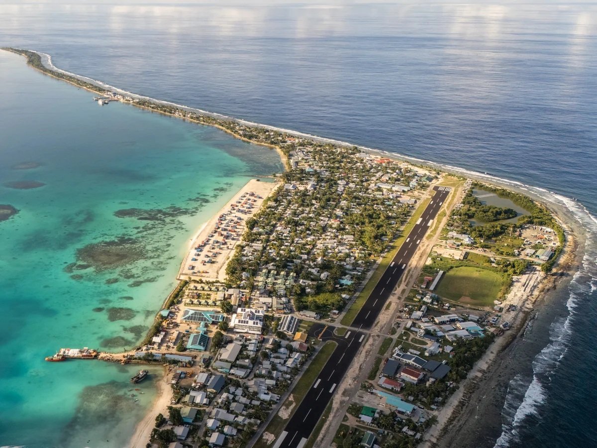 Các nhà khoa học lo ngại thủ đô Funafuti của Tuvalu sẽ biến mất trong vòng 80 năm tới do biến đổi khí hậu. Ảnh: The Guardian. Các nhà khoa học lo ngại thủ đô Funafuti của Tuvalu sẽ biến mất trong vòng 80 năm tới do biến đổi khí hậu. Ảnh: The Guardian.