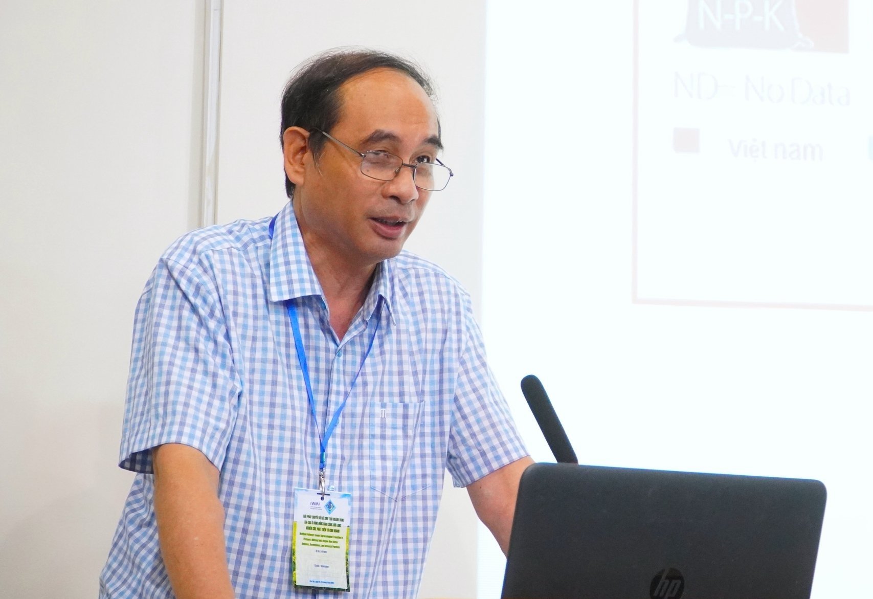 PGS.TS Đào Thế Anh chia sẻ về chính sách và định hướng nghiên cứu chuyển đổi nông nghiệp sinh thái. Ảnh: Kim Anh. PGS.TS Đào Thế Anh chia sẻ về chính sách và định hướng nghiên cứu chuyển đổi nông nghiệp sinh thái. Ảnh: Kim Anh.