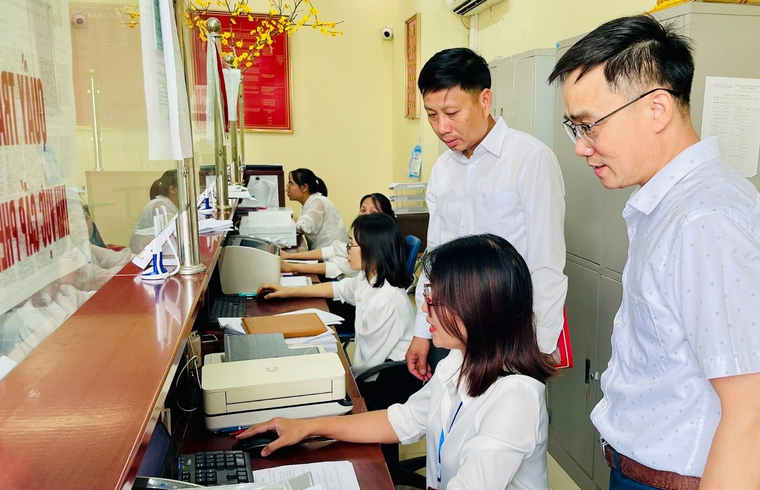Cán bộ, công chức phường Đoàn Kết (Lai Châu) làm thủ tục hành chính cho người dân. Ảnh: P.L. Cán bộ, công chức phường Đoàn Kết (Lai Châu) làm thủ tục hành chính cho người dân. Ảnh: P.L.