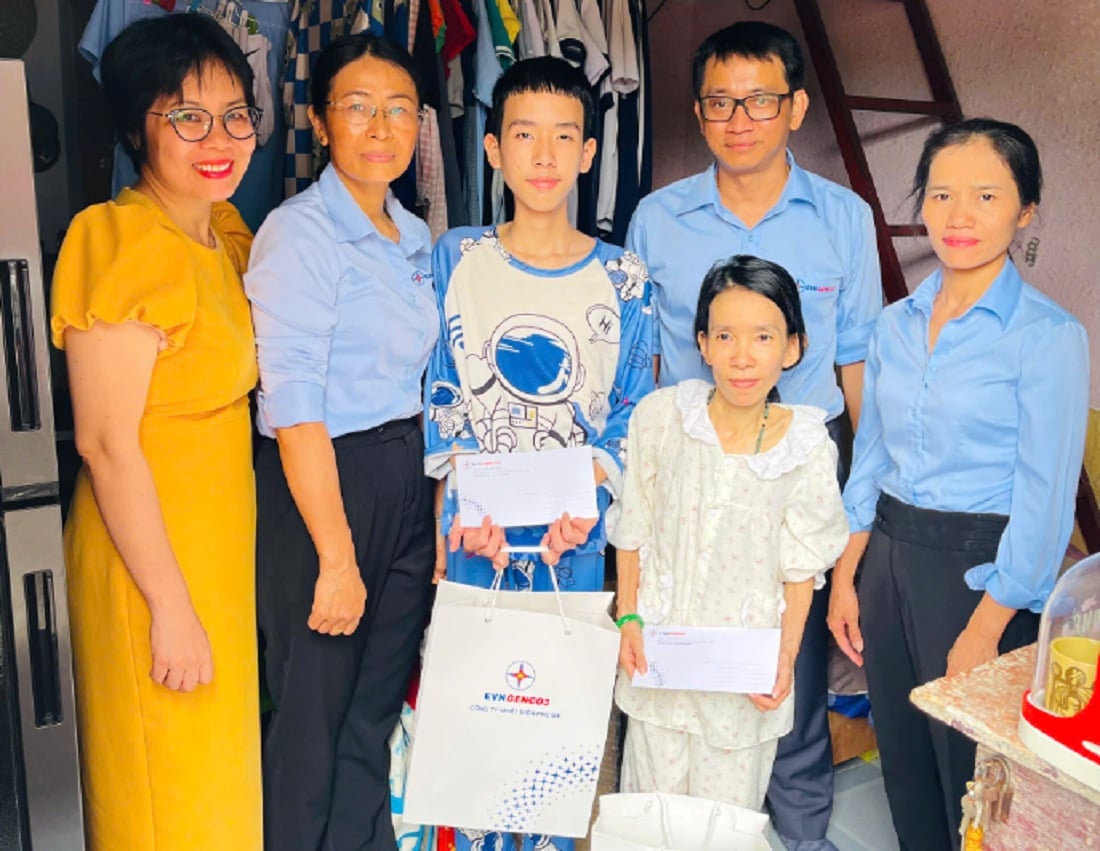 Thăm hỏi và tặng quà cho các cháu có hoàn cảnh khó khăn. Ảnh: Công ty Nhiệt điện Phú Mỹ. Thăm hỏi và tặng quà cho các cháu có hoàn cảnh khó khăn. Ảnh: Công ty Nhiệt điện Phú Mỹ.