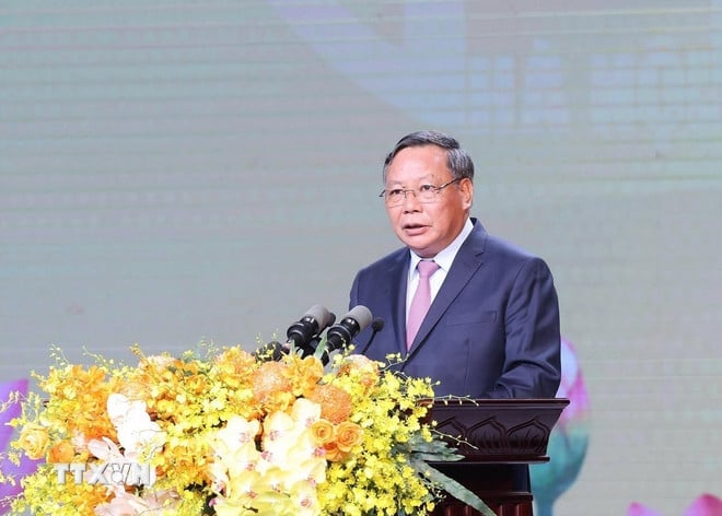 Ông Nguyễn Văn Phong, Phó Bí thư Thường trực Thành ủy Hà Nội, công bố Nghị quyết của Ủy ban Thường vụ Quốc hội về sắp xếp các đơn vị hành chính cấp xã tại Hà Nội. Ảnh: TTXVN. Ông Nguyễn Văn Phong, Phó Bí thư Thường trực Thành ủy Hà Nội, công bố Nghị quyết của Ủy ban Thường vụ Quốc hội về sắp xếp các đơn vị hành chính cấp xã tại Hà Nội. Ảnh: TTXVN.