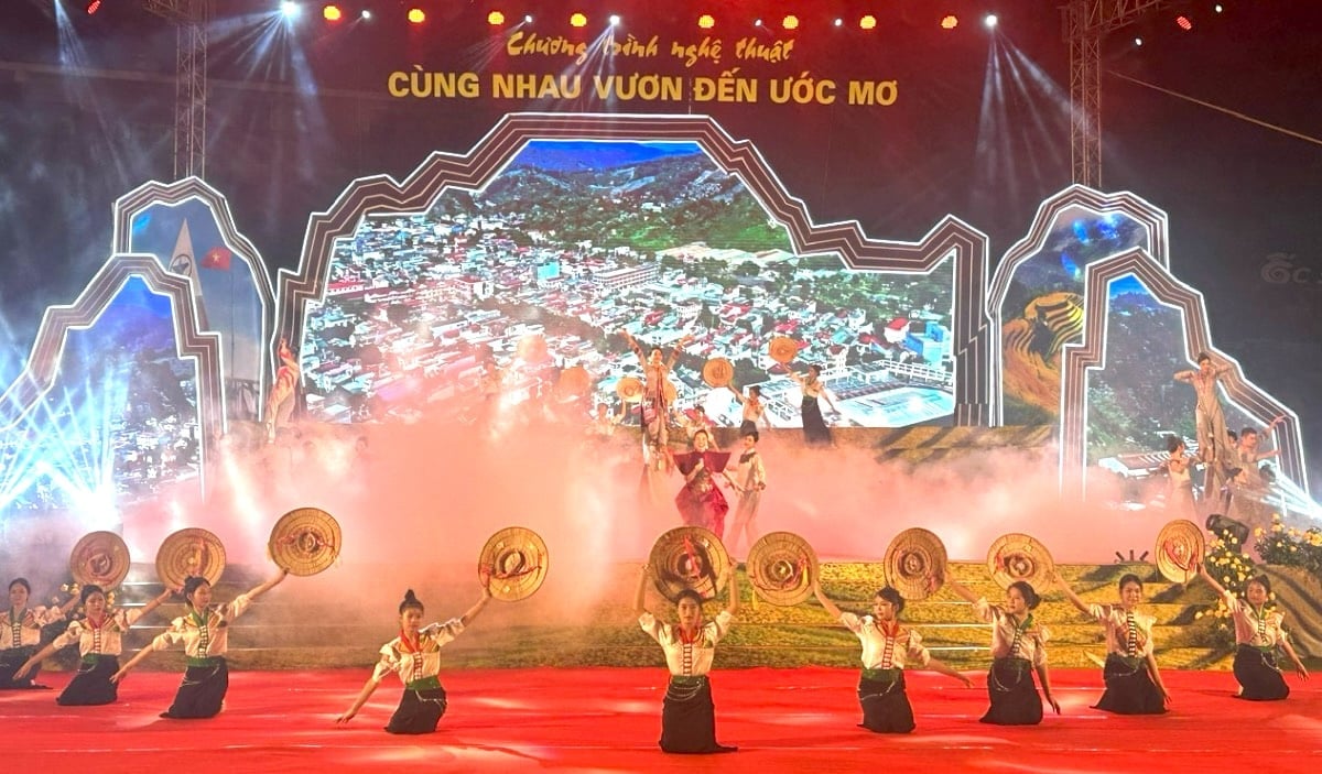 Nhiều tiết mục văn nghệ đặc sắc được biểu diễn tại Chương trình. Ảnh: Bích Hợp. Nhiều tiết mục văn nghệ đặc sắc được biểu diễn tại Chương trình. Ảnh: Bích Hợp.