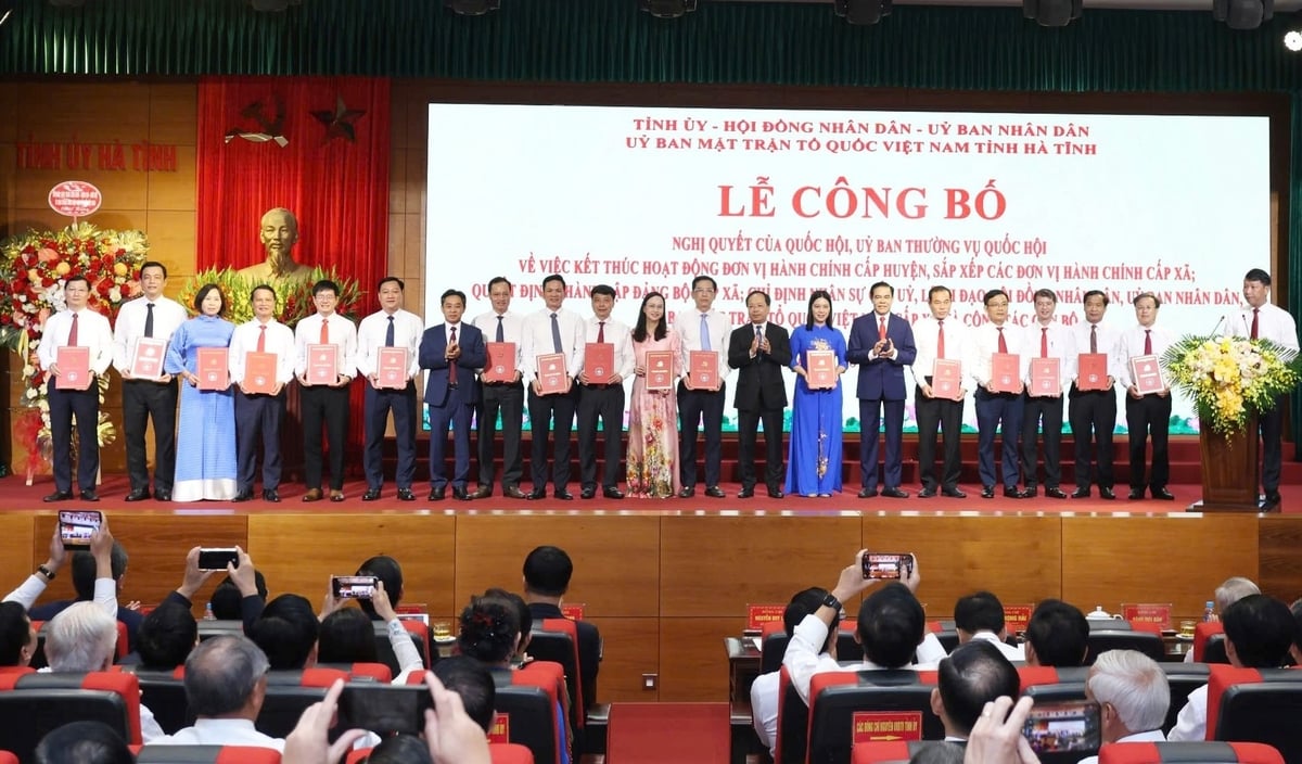 Trao quyết định luân chuyển, điều động cán bộ về các xã, phường mới. Ảnh: Gia Hưng. Trao quyết định luân chuyển, điều động cán bộ về các xã, phường mới. Ảnh: Gia Hưng.