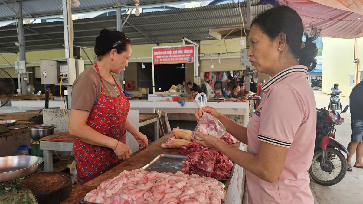 Các hộ kinh doanh thịt lợn mong muốn sản phẩm được đóng dấu kiểm dịch của cơ quan thú y. Ảnh: H.Đ.
