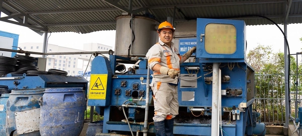 Việt Nam có nhiều thuận lợi để thúc đẩy xanh hóa các khu công nghiệp, từng bước chuyển đổi từ mô hình truyền thống sang khu công nghiệp sinh thái. Ảnh: Minh Hoàng. Việt Nam có nhiều thuận lợi để thúc đẩy xanh hóa các khu công nghiệp, từng bước chuyển đổi từ mô hình truyền thống sang khu công nghiệp sinh thái. Ảnh: Minh Hoàng.