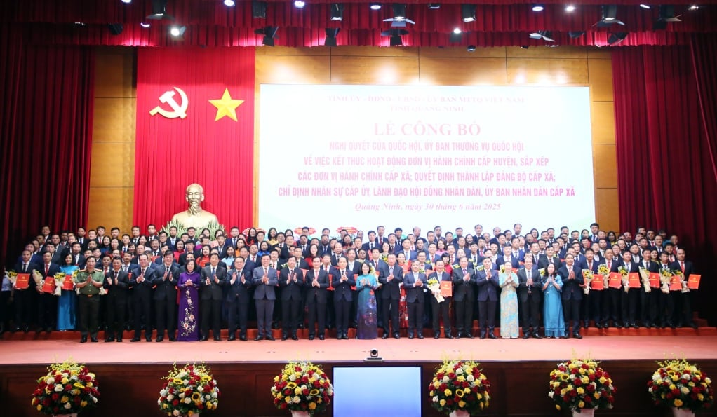 Lãnh đạo Trung ương, lãnh đạo tỉnh, lãnh đạo 54 xã, phường, đặc khu chụp ảnh lưu niệm. Ảnh: QMG. Lãnh đạo Trung ương, lãnh đạo tỉnh, lãnh đạo 54 xã, phường, đặc khu chụp ảnh lưu niệm. Ảnh: QMG.