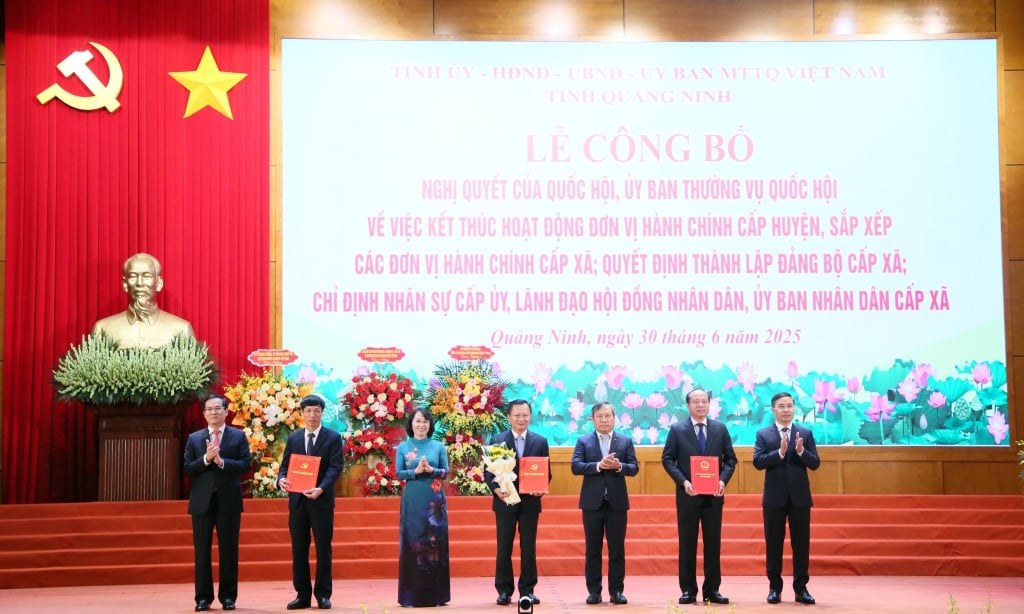 Ban Thường vụ Tỉnh uỷ trao các quyết định của Tỉnh ủy, Ban Thường vụ Tỉnh ủy, các Nghị quyết của HĐND tỉnh và tặng hoa chúc mừng Đảng bộ Đặc khu Vân Đồn. Ảnh: QMG. Ban Thường vụ Tỉnh uỷ trao các quyết định của Tỉnh ủy, Ban Thường vụ Tỉnh ủy, các Nghị quyết của HĐND tỉnh và tặng hoa chúc mừng Đảng bộ Đặc khu Vân Đồn. Ảnh: QMG.