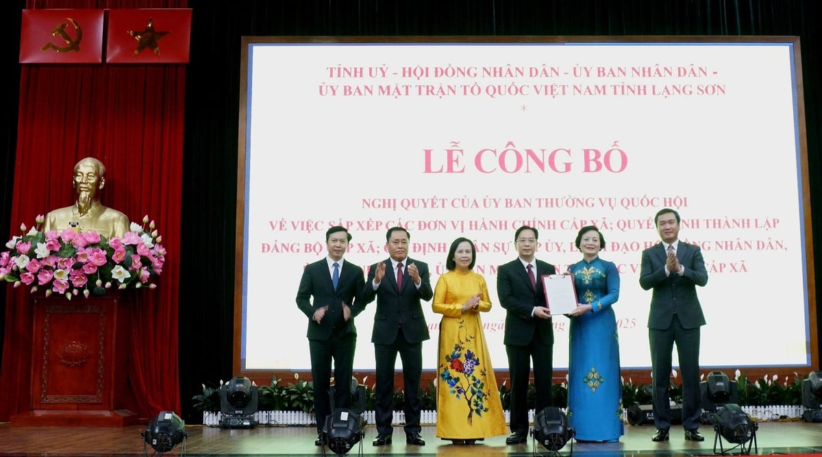 Bộ trưởng Bộ Nội vụ Phạm Thị Thanh Trà (thứ 2 bên phải) trao Nghị quyết số 1672 cho lãnh đạo tỉnh Lạng Sơn. Ảnh: Hoàng Nghĩa. Bộ trưởng Bộ Nội vụ Phạm Thị Thanh Trà (thứ 2 bên phải) trao Nghị quyết số 1672 cho lãnh đạo tỉnh Lạng Sơn. Ảnh: Hoàng Nghĩa.