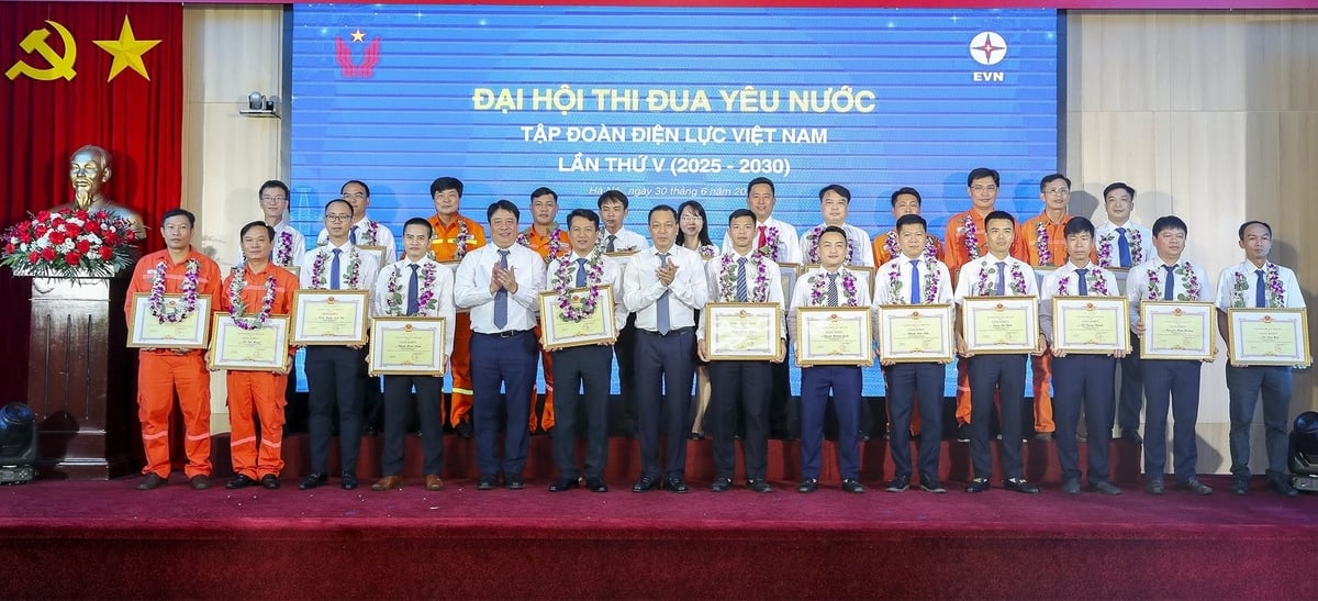 Các cá nhân điển hình tiên tiến có thành tích xuất sắc, tiêu biểu giai đoạn 2020-2025. Ảnh: EVN. Các cá nhân điển hình tiên tiến có thành tích xuất sắc, tiêu biểu giai đoạn 2020-2025. Ảnh: EVN.