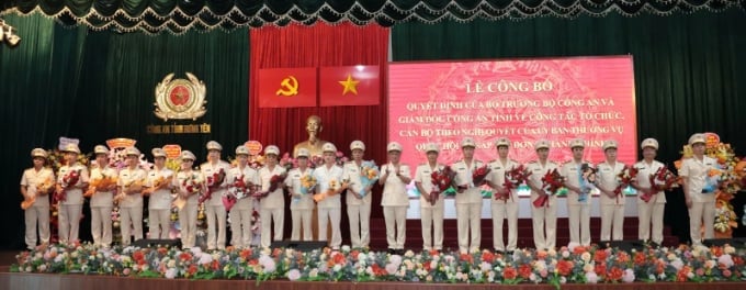 Giám đốc Công an tỉnh Hưng Yên tặng hoa chúc mừng đại diện Trưởng Công an cấp xã của tỉnh Hưng Yên sau sáp nhập. Ảnh: CAT Hưng Yên. Giám đốc Công an tỉnh Hưng Yên tặng hoa chúc mừng đại diện Trưởng Công an cấp xã của tỉnh Hưng Yên sau sáp nhập. Ảnh: CAT Hưng Yên.