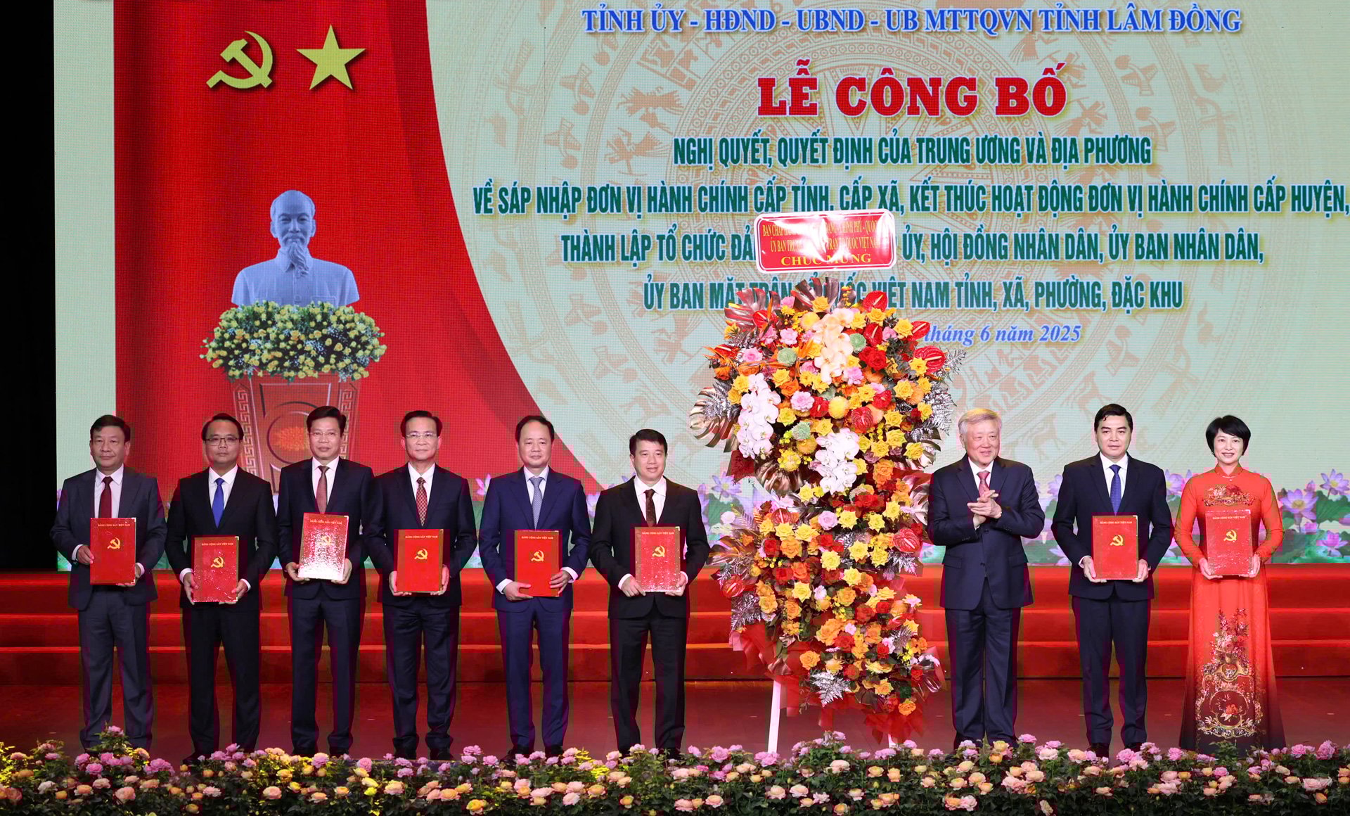 Ủy viên Bộ Chính trị, Phó Thủ tướng Thường trực Chính phủ Nguyễn Hòa Bình, trao các Nghị quyết, Quyết định của Trung ương cho Ban Chấp hành Đảng bộ tỉnh Lâm Đồng. Ảnh: Phạm Hoài. Ủy viên Bộ Chính trị, Phó Thủ tướng Thường trực Chính phủ Nguyễn Hòa Bình, trao các Nghị quyết, Quyết định của Trung ương cho Ban Chấp hành Đảng bộ tỉnh Lâm Đồng. Ảnh: Phạm Hoài.