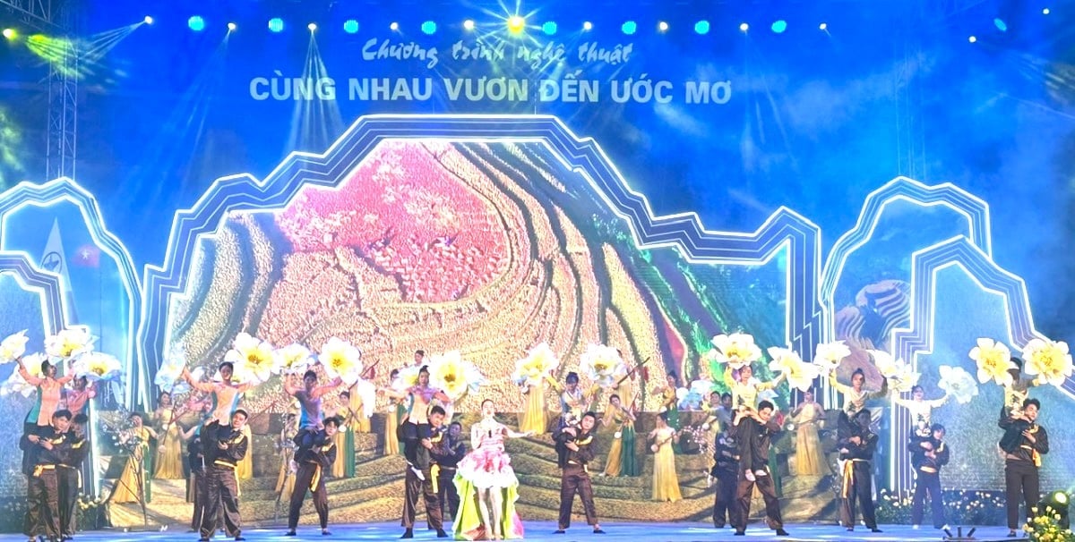Chương trình nhgệ thuật là hoạt động chào mừng sự kiện thành lập tỉnh Lào Cai mới (sau sáp nhập hai tỉnh Lào Cai và Yên Bái). Chương trình được tỉnh Lào Cai tổ chức tối 29/6. Ảnh: Bích Hợp. Chương trình nhgệ thuật là hoạt động chào mừng sự kiện thành lập tỉnh Lào Cai mới (sau sáp nhập hai tỉnh Lào Cai và Yên Bái). Chương trình được tỉnh Lào Cai tổ chức tối 29/6. Ảnh: Bích Hợp.