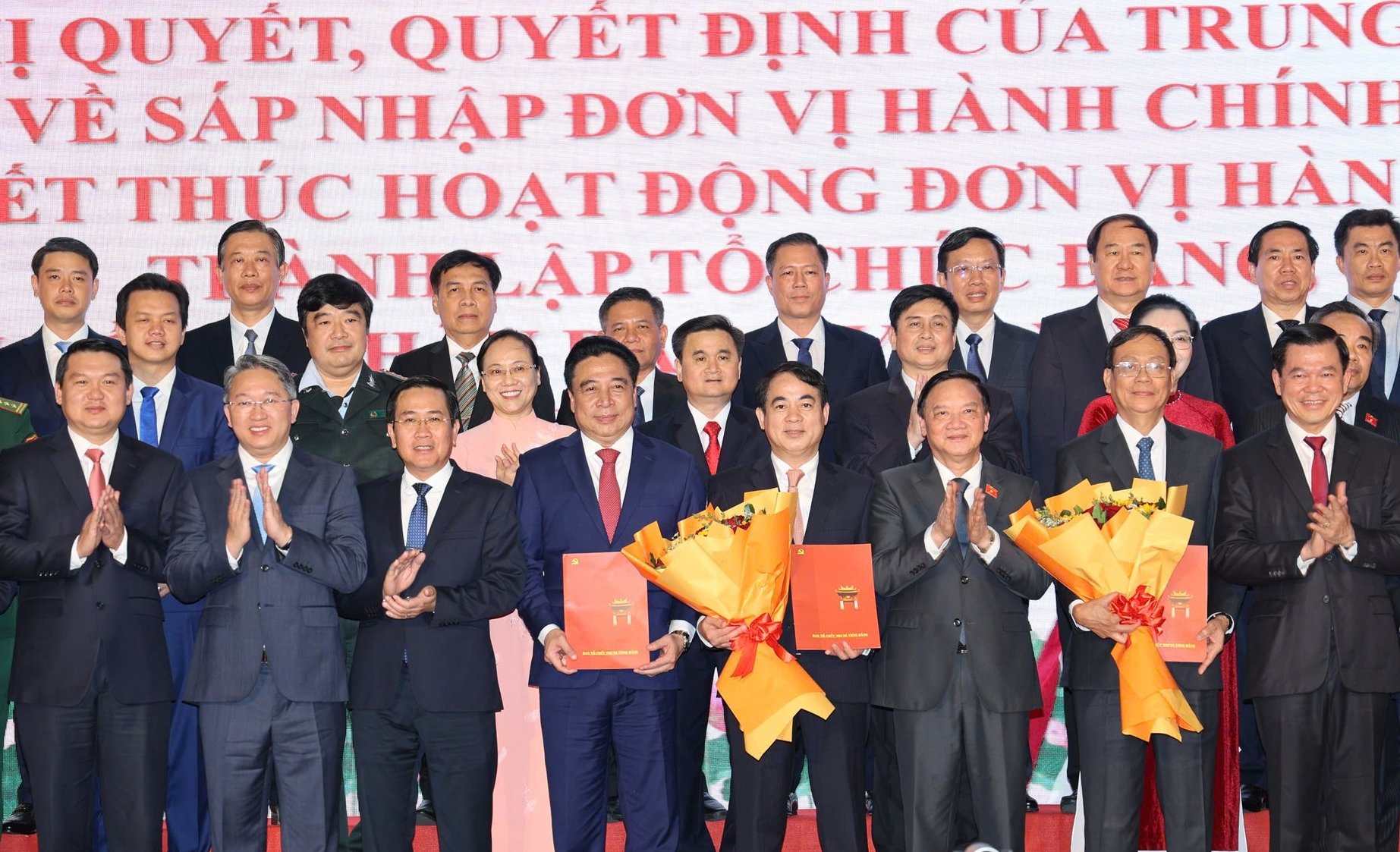 Phó Chủ tịch Thường trực Quốc hội Nguyễn Khắc Định cùng Phó Chủ nhiệm UBKT Trung ương Nguyễn Hồng Lĩnh, Bộ trưởng Bộ Tư pháp Nguyễn Hải Ninh trao quyết định và chụp ảnh lưu niệm cùng Ban Chấp hành Đảng bộ tỉnh Khánh Hòa (mới). Ảnh: BD. Phó Chủ tịch Thường trực Quốc hội Nguyễn Khắc Định cùng Phó Chủ nhiệm UBKT Trung ương Nguyễn Hồng Lĩnh, Bộ trưởng Bộ Tư pháp Nguyễn Hải Ninh trao quyết định và chụp ảnh lưu niệm cùng Ban Chấp hành Đảng bộ tỉnh Khánh Hòa (mới). Ảnh: BD.