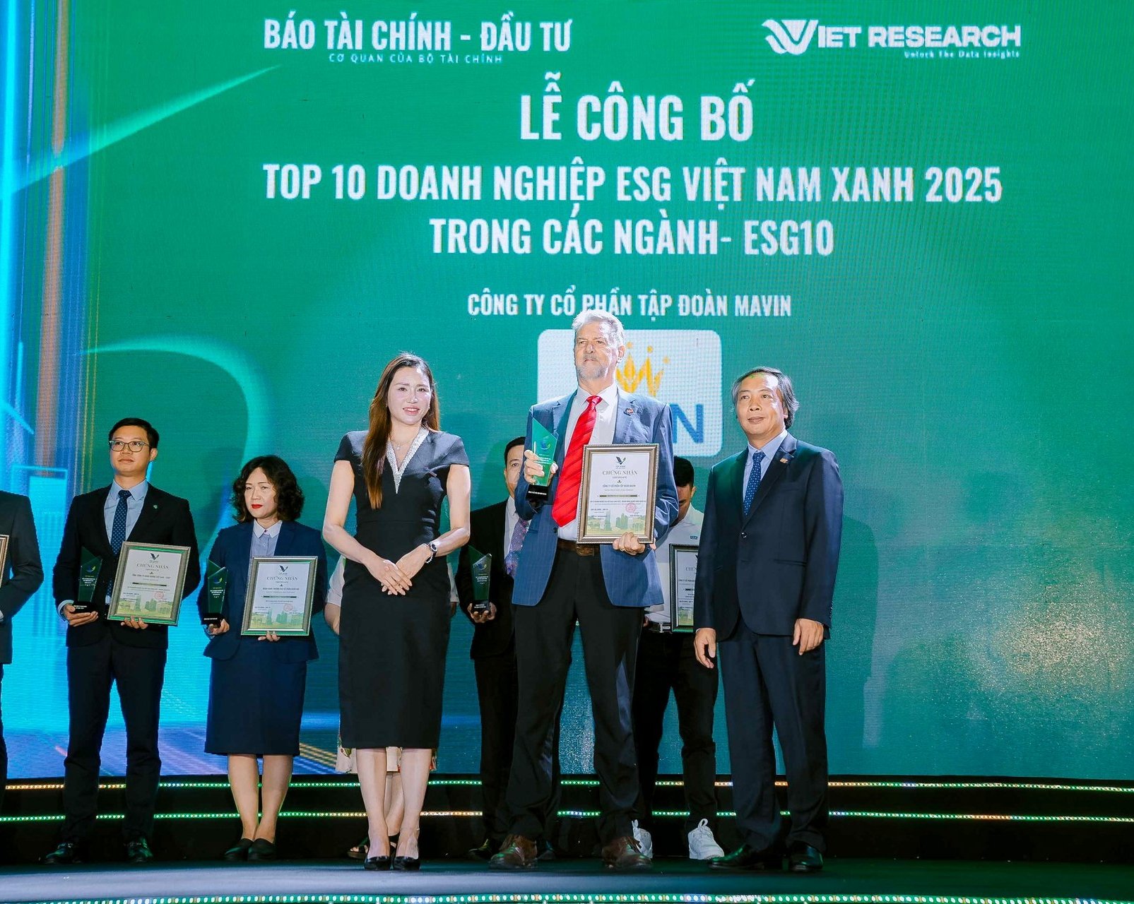 Ông David John Whitehead, Chủ tịch Tập đoàn Mavin nhận danh hiệu ESG10 trong ngành Nông nghiệp công nghệ cao. Ảnh: Mavin. Ông David John Whitehead, Chủ tịch Tập đoàn Mavin nhận danh hiệu ESG10 trong ngành Nông nghiệp công nghệ cao. Ảnh: Mavin.