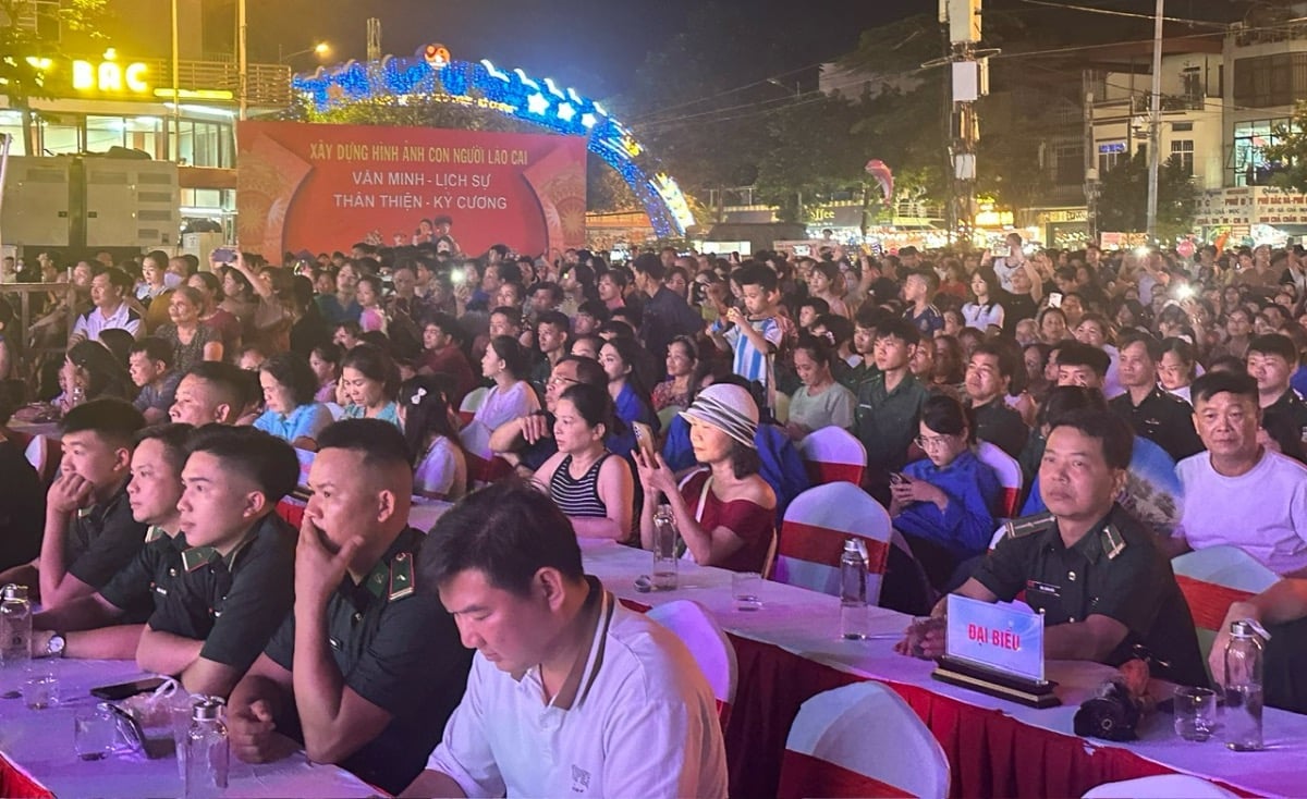 Đông đảo người dân có mặt tại Quảng trường Đinh Lễ (Lào Cai) thưởng thức Chương trình nghệ thuật. Ảnh: Bích Hợp. Đông đảo người dân có mặt tại Quảng trường Đinh Lễ (Lào Cai) thưởng thức Chương trình nghệ thuật. Ảnh: Bích Hợp.