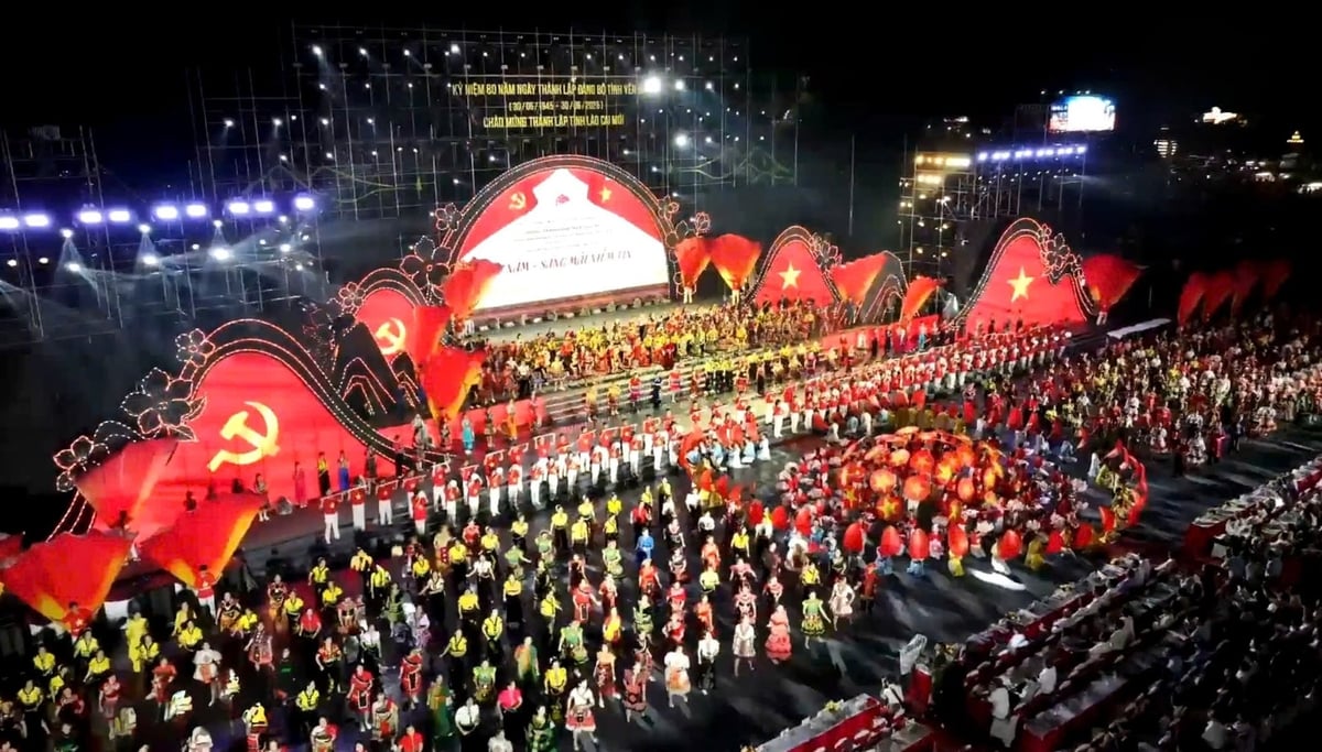 Chương trình nghệ thuật gợi lại từng dấu mốc lịch sử đầy tự hào của vùng đất Yên Bái giàu truyền thống cách mạng. Ảnh: Thanh Tiến. Chương trình nghệ thuật gợi lại từng dấu mốc lịch sử đầy tự hào của vùng đất Yên Bái giàu truyền thống cách mạng. Ảnh: Thanh Tiến.