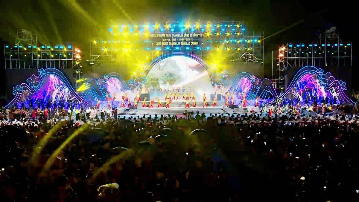 Hàng nghìn người đã cùng nhau sống trong không khí trang nghiêm và xúc động của chương trình nghệ thuật đặc biệt '80 năm - sáng mãi niềm tin'. Ảnh: Thanh Tiến. Hàng nghìn người đã cùng nhau sống trong không khí trang nghiêm và xúc động của chương trình nghệ thuật đặc biệt '80 năm - sáng mãi niềm tin'. Ảnh: Thanh Tiến.