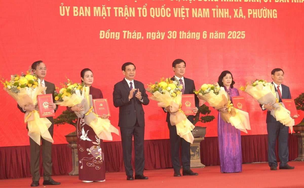 Đại tướng Phan Văn Giang trao quyết định của Bộ Chính trị cho lãnh đạo tỉnh Đồng Tháp mới. Ảnh: Minh Đảm. Đại tướng Phan Văn Giang trao quyết định của Bộ Chính trị cho lãnh đạo tỉnh Đồng Tháp mới. Ảnh: Minh Đảm.