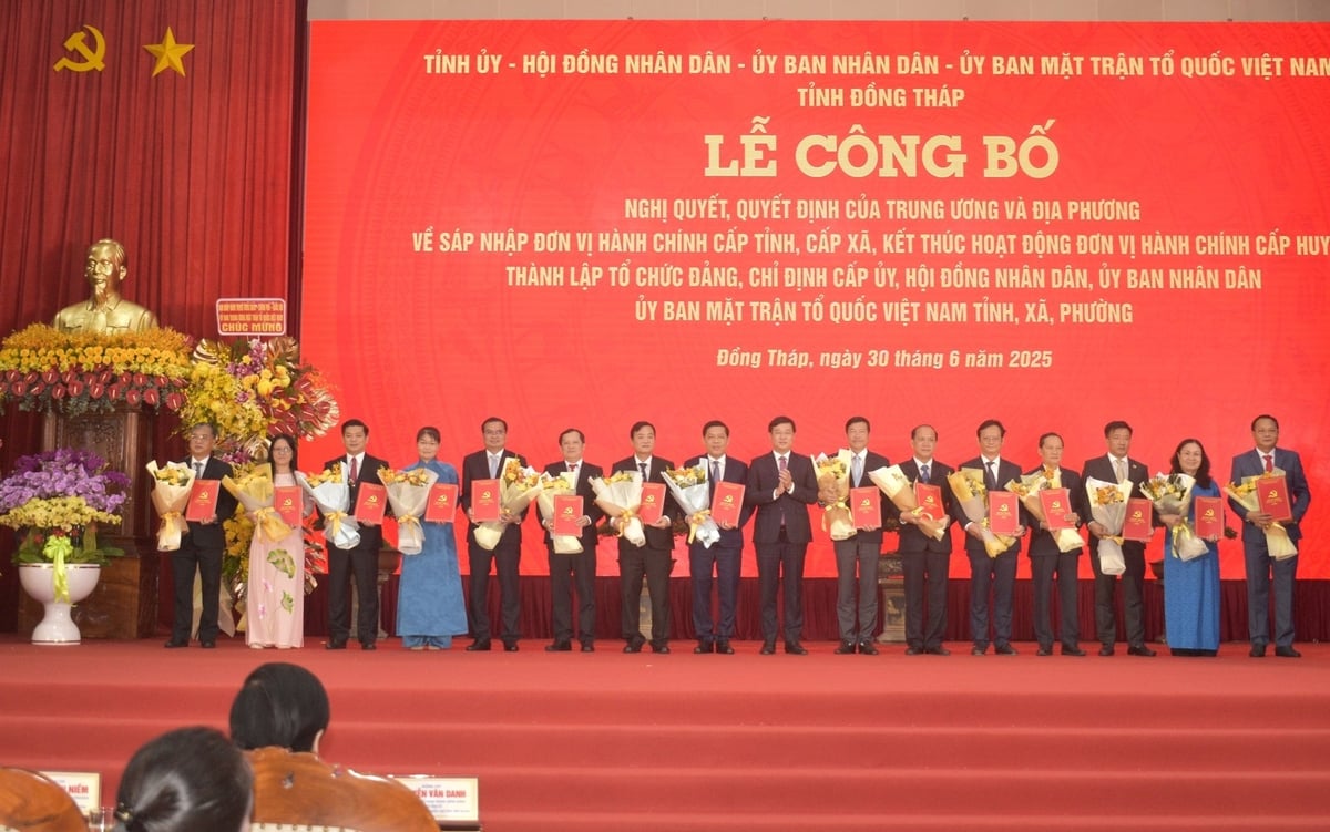 Ông Lê Quốc Phong, Bí thư Tỉnh ủy Đồng Tháp trao quyết định thành lập Đảng ủy các xã. Ảnh: Minh Đảm. Ông Lê Quốc Phong, Bí thư Tỉnh ủy Đồng Tháp trao quyết định thành lập Đảng ủy các xã. Ảnh: Minh Đảm.