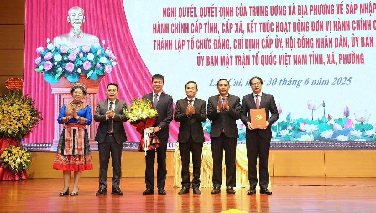 Bí thư Trung ương Đảng, Trưởng Ban Chính sách và Chiến lược Trung ương Trần Lưu Quang trao quyết định và tặng hoa cho Bí thư và các Phó bí thư Tỉnh ủy Lào Cai mới. Ảnh: Thanh Tiến. Bí thư Trung ương Đảng, Trưởng Ban Chính sách và Chiến lược Trung ương Trần Lưu Quang trao quyết định và tặng hoa cho Bí thư và các Phó bí thư Tỉnh ủy Lào Cai mới. Ảnh: Thanh Tiến.