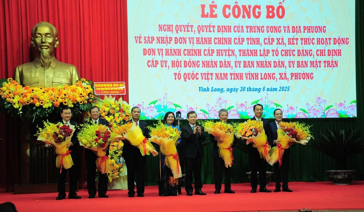 Bí thư Trung ương Đảng, Chánh án TAND Tối cao Lê Minh Trí tặng hoa chúc mừng ông Ngô Chí Cường (thứ ba từ phải sang) và các lãnh đạo tỉnh Vĩnh Long mới. Ảnh: Lê Hùng. Bí thư Trung ương Đảng, Chánh án TAND Tối cao Lê Minh Trí tặng hoa chúc mừng ông Ngô Chí Cường (thứ ba từ phải sang) và các lãnh đạo tỉnh Vĩnh Long mới. Ảnh: Lê Hùng.