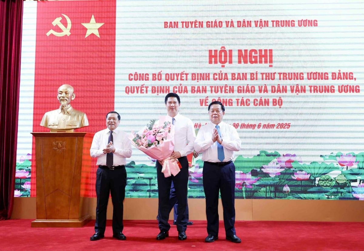 Ông Nguyễn Trọng Nghĩa (phải) trao quyết định điều động, bổ nhiệm ông Nguyễn Quế Lâm, Vụ trưởng Vụ Tuyên truyền giữ chức Chánh Văn phòng Ban Tuyên giáo và Dân vận Trung ương. Ảnh: TTXVN. Ông Nguyễn Trọng Nghĩa (phải) trao quyết định điều động, bổ nhiệm ông Nguyễn Quế Lâm, Vụ trưởng Vụ Tuyên truyền giữ chức Chánh Văn phòng Ban Tuyên giáo và Dân vận Trung ương. Ảnh: TTXVN.