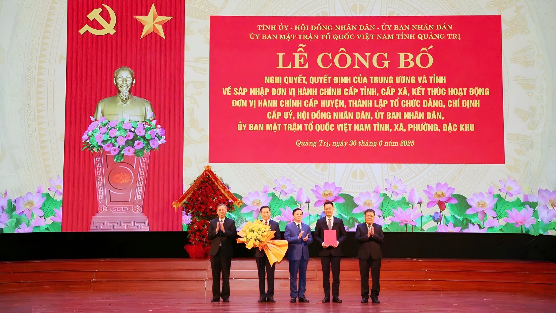 Công bố quyết định của Trung ương về thành lập tỉnh Quảng Trị mới. Ảnh: T. Hiếu. Công bố quyết định của Trung ương về thành lập tỉnh Quảng Trị mới. Ảnh: T. Hiếu.
