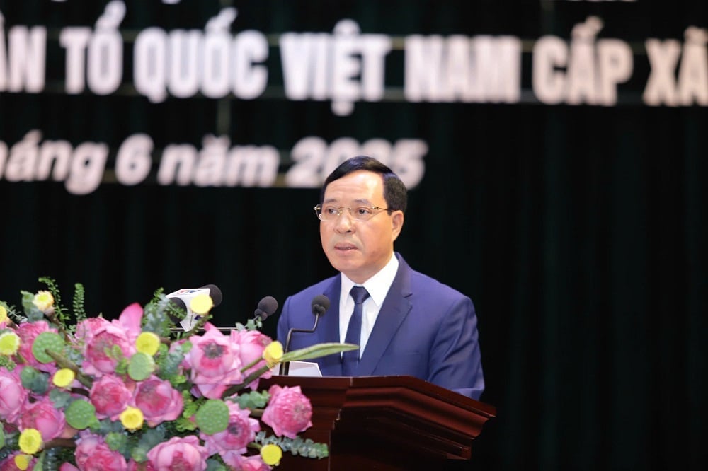 Ông Lại Thế Nguyên, Phó Bí thư Thường trực Tỉnh ủy, Chủ tịch HĐND tỉnh, Trưởng Đoàn ĐBQH tỉnh Thanh Hóa công bố các Nghị quyết, Quyết định. Ảnh: BTH. Ông Lại Thế Nguyên, Phó Bí thư Thường trực Tỉnh ủy, Chủ tịch HĐND tỉnh, Trưởng Đoàn ĐBQH tỉnh Thanh Hóa công bố các Nghị quyết, Quyết định. Ảnh: BTH.