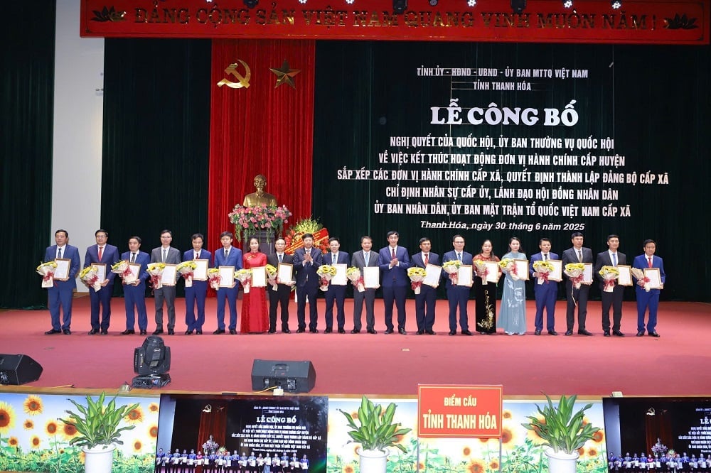 Bí thư Tỉnh ủy Nguyễn Doãn Anh trao quyết định thành lập Đảng bộ xã, phường mới. Ảnh: BTH. Bí thư Tỉnh ủy Nguyễn Doãn Anh trao quyết định thành lập Đảng bộ xã, phường mới. Ảnh: BTH.