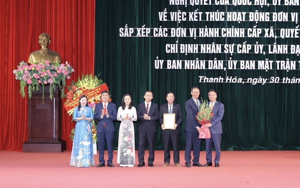 Phó Thủ tướng Chính phủ Lê Thành Long trao Quyết định công nhận Chủ tịch, Phó Chủ tịch Ủy ban MTTQ Việt Nam tỉnh Thanh Hóa. Ảnh: BTH. Phó Thủ tướng Chính phủ Lê Thành Long trao Quyết định công nhận Chủ tịch, Phó Chủ tịch Ủy ban MTTQ Việt Nam tỉnh Thanh Hóa. Ảnh: BTH.