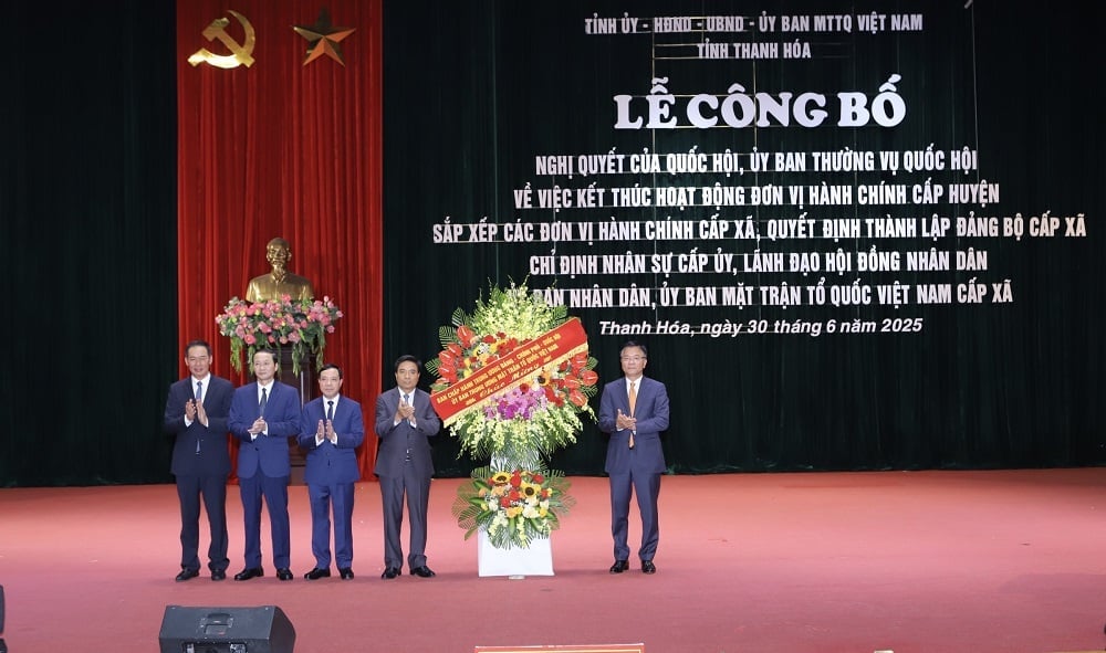 Phó Thủ tướng Chính phủ Lê Thành Long tặng hoa chúc mừng tỉnh Thanh Hóa. Ảnh: BTH. Phó Thủ tướng Chính phủ Lê Thành Long tặng hoa chúc mừng tỉnh Thanh Hóa. Ảnh: BTH.