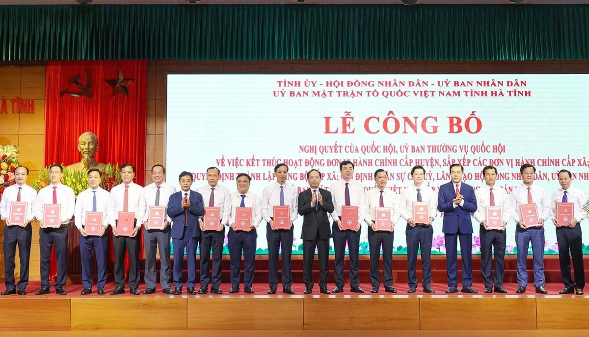 Thường trực Tỉnh ủy Hà Tĩnh trao quyết định điều động về các sở, ban, ngành cấp tỉnh cho 14 cán bộ. Ảnh: Gia Hưng. Thường trực Tỉnh ủy Hà Tĩnh trao quyết định điều động về các sở, ban, ngành cấp tỉnh cho 14 cán bộ. Ảnh: Gia Hưng.
