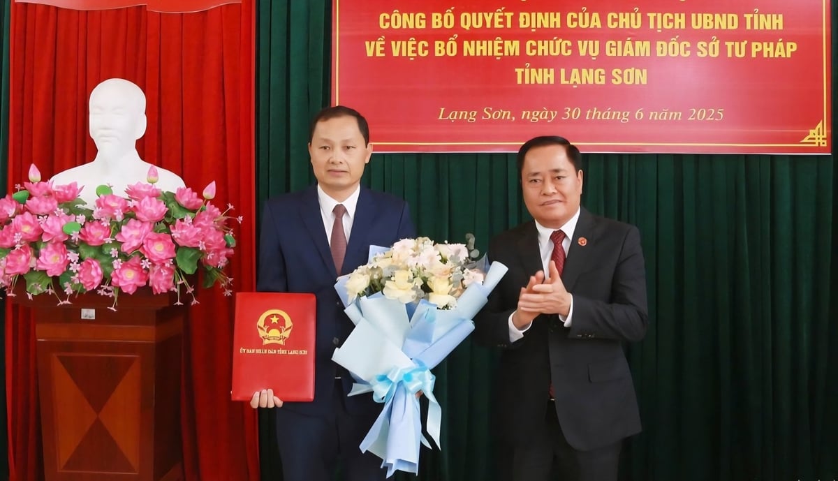 Giám đốc Sở Tư pháp Lạng Sơn Phạm Hùng Trường (bên trái) nhận quyết định bổ nhiệm từ Chủ tịch UBND tỉnh Hồ Tiến Thiệu. Ảnh: BLS. Giám đốc Sở Tư pháp Lạng Sơn Phạm Hùng Trường (bên trái) nhận quyết định bổ nhiệm từ Chủ tịch UBND tỉnh Hồ Tiến Thiệu. Ảnh: BLS.