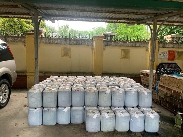 Nước mắm không rõ xuất xứ được đựng trong can nhựa. Ảnh: Công an TP Hà Nội. Nước mắm không rõ xuất xứ được đựng trong can nhựa. Ảnh: Công an TP Hà Nội.